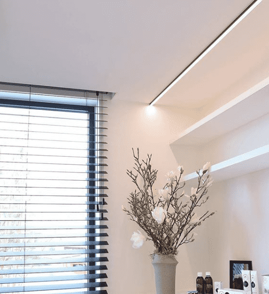 Akoestische spanplafonds met ingewerkt lichtplafond